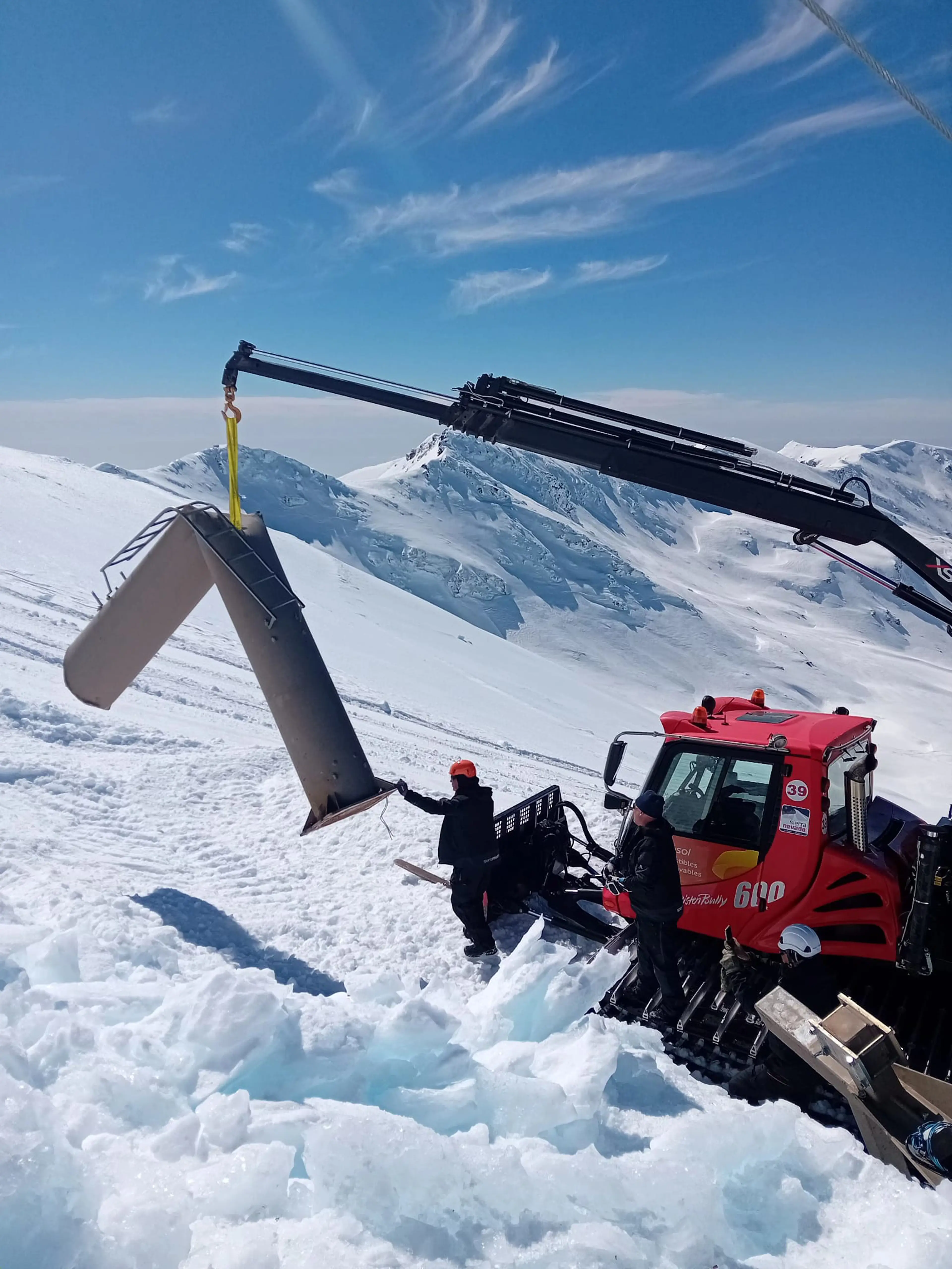 Desmontaje de la torre dañada hace un par de semanas