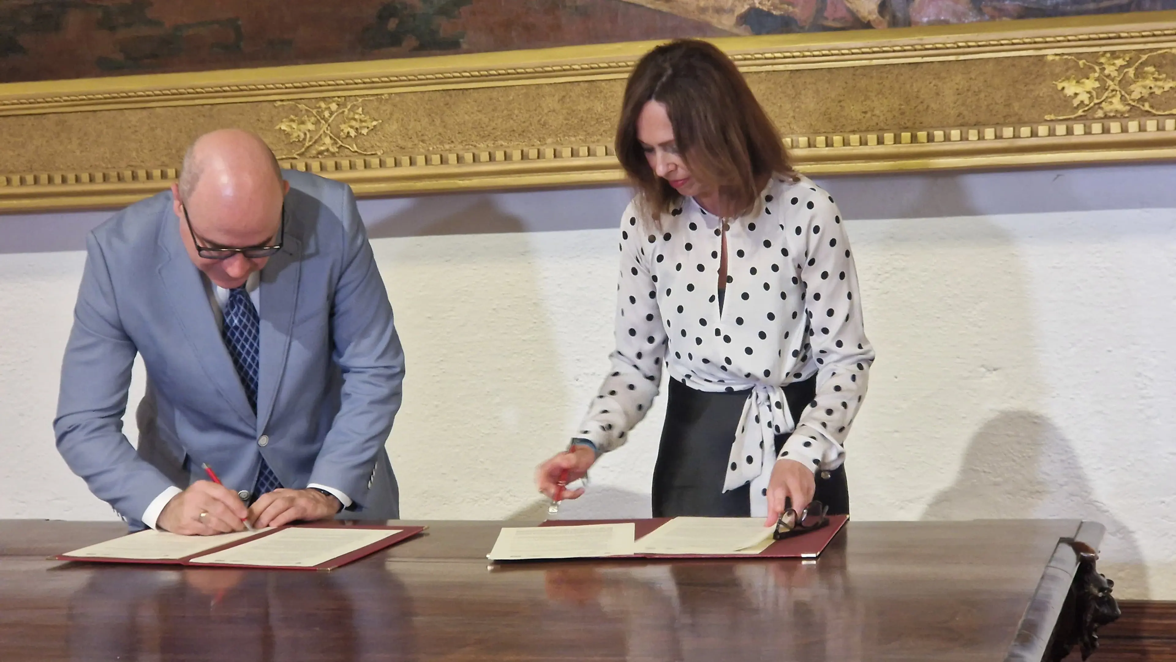 Pedro Mercado, rector de la Universidad de Granada y Rocío Díaz, consejera de Fomento, Articulación del Territorio y Vivienda en el momento de la firma