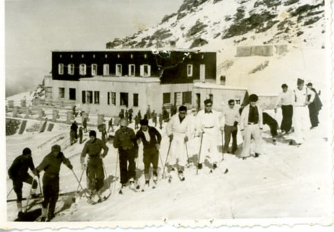 09 Esquiadores Frente Al Albergue Universitario. Fot. Blas Linares, 1937