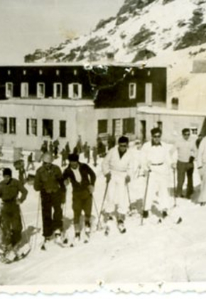 09 Esquiadores Frente Al Albergue Universitario. Fot. Blas Linares, 1937