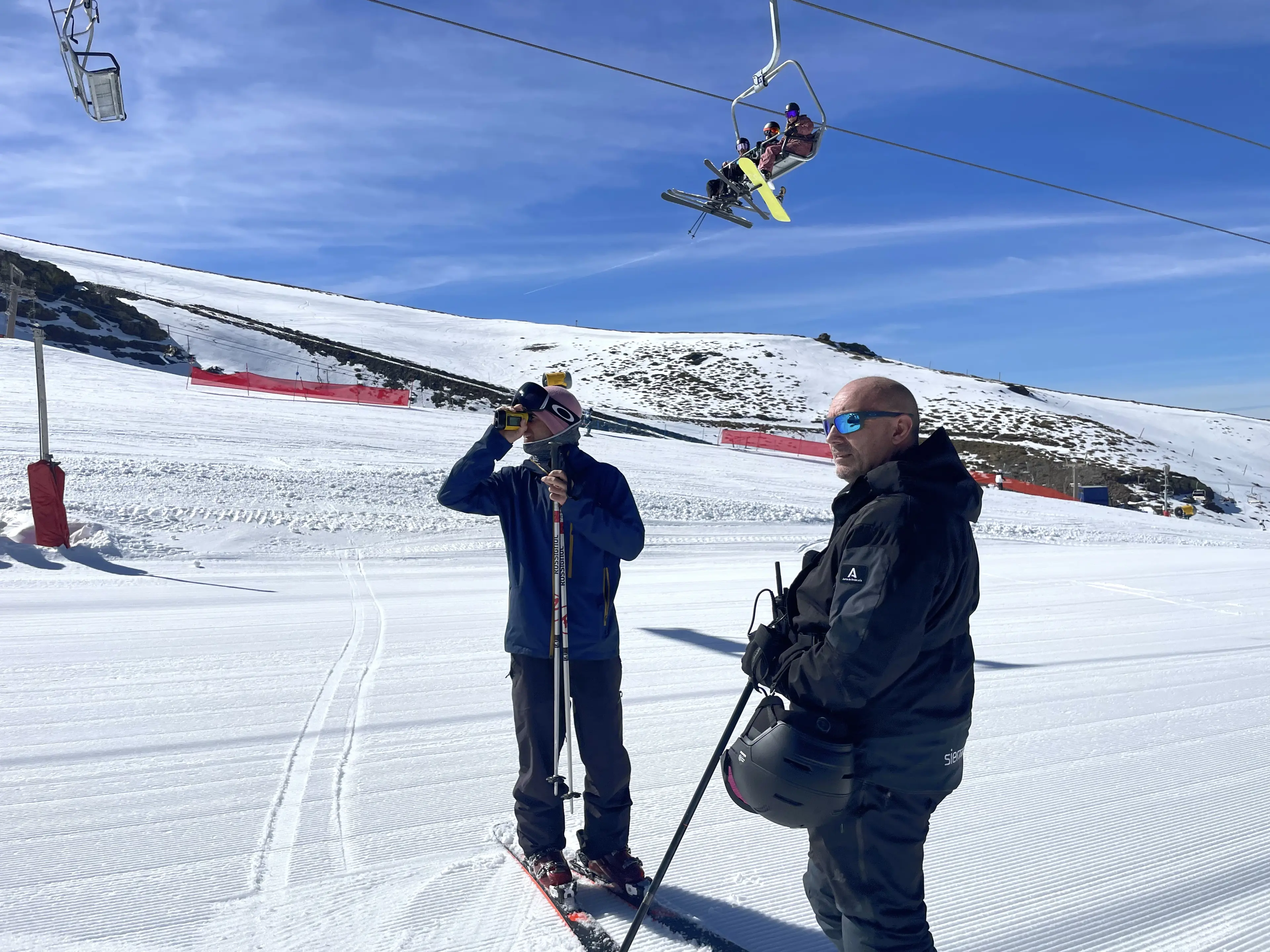 El responsable FIS, Alberto Schiavon (izda), junto al jefe de competición de Sierra Nevada, Víctor Torrecillas