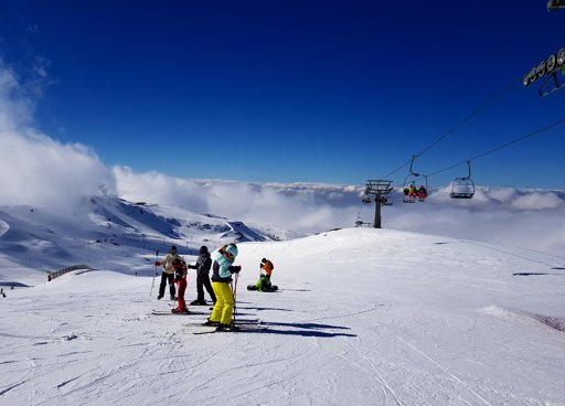 AMG Esquiadores Junto Al Telesilla Veleta