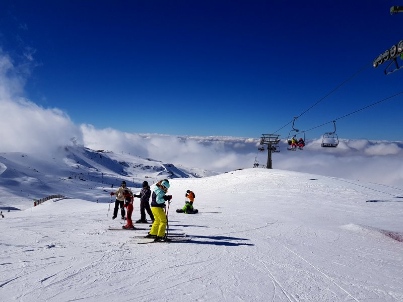 AMG Esquiadores Junto Al Telesilla Veleta